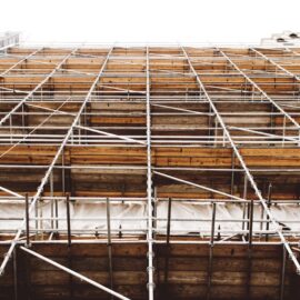 Veilig werken op hoogte: hoe valbeveiliging essentiële bescherming biedt